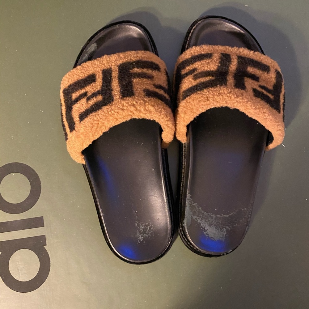 Dope unisex Fendi brown lambskin leather slides